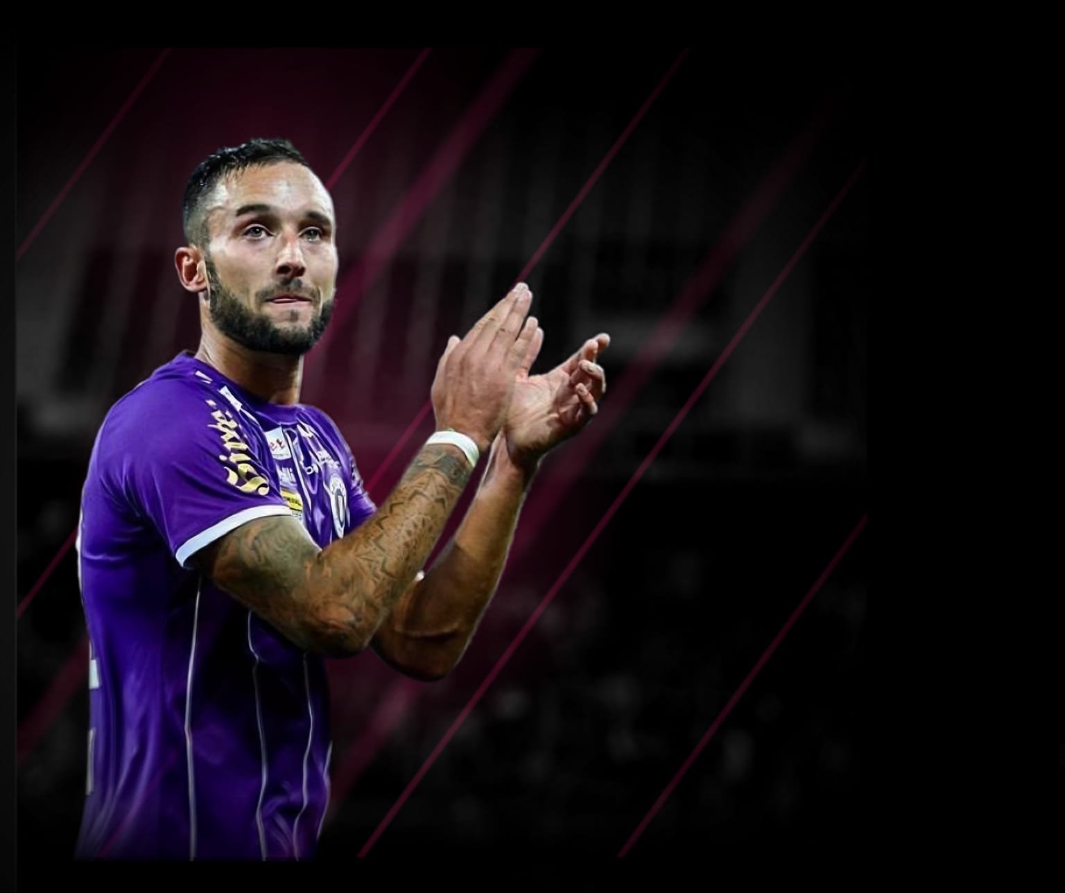 Markus Pink klatscht im violetten Fußballtrikot